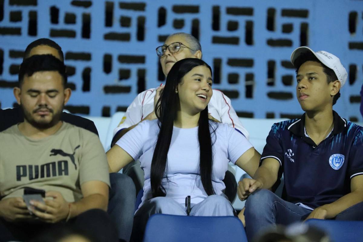 ¿Quién es la guapa colocha que robó suspiros en La Ceiba? La belleza y las familias coparon el duelo Victoria vs Olimpia