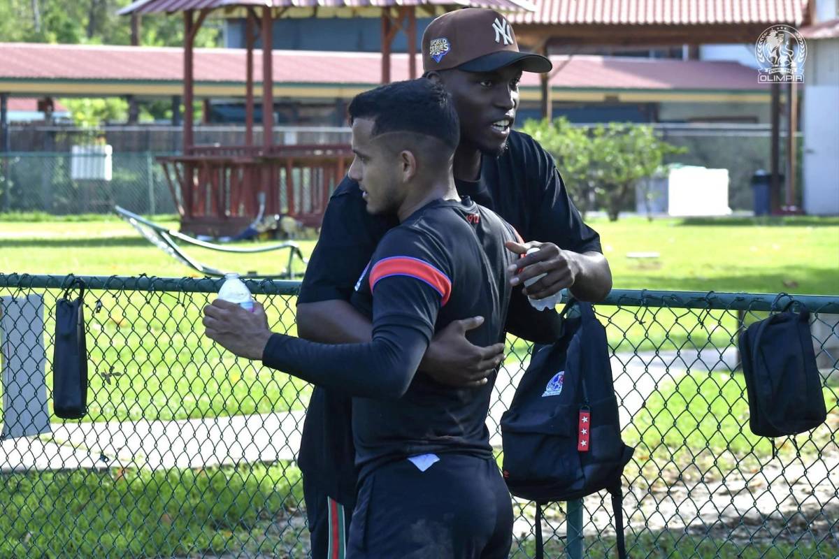 Una visita especial y se fue con regalo: Alberth Elis sorprende a los jugadores del Olimpia en Houston, Estados Unidos