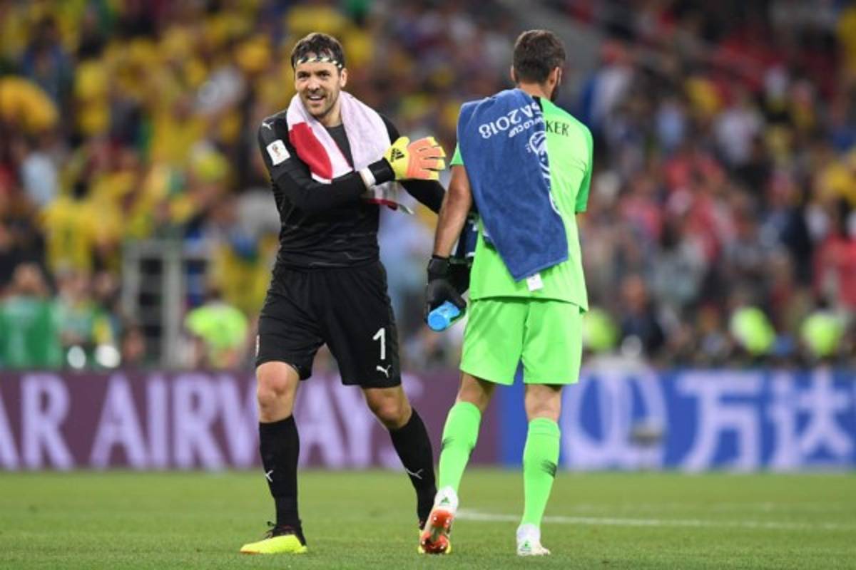 CURIOSO: El show de Neymar, jugador queda 'desnudo' y ¡pelea en las gradas!