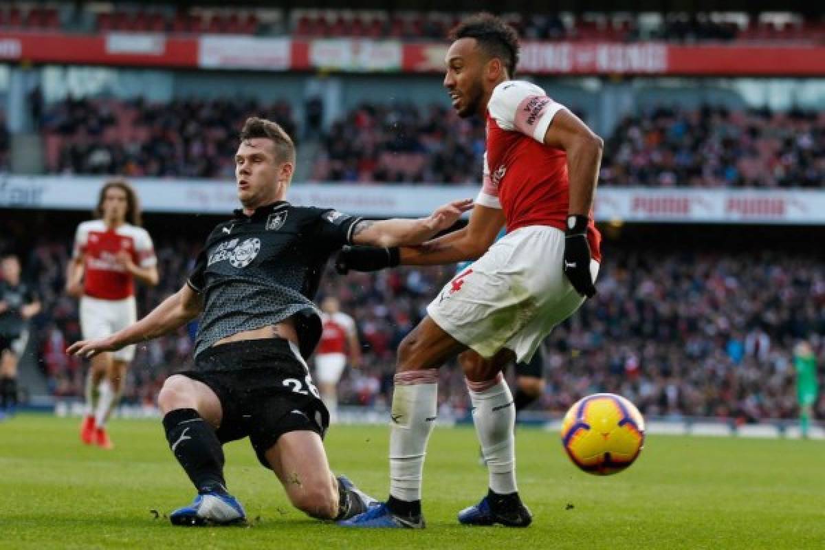 Burnley's Irish defender Kevin Long vies with Arsenal's Gabonese striker Pierre-Emerick Aubameyang (R) during the English Premier League football match between Arsenal and Burnley at the Emirates Stadium in London on December 22, 2018. - Arsenal won the game 3-1. (Photo by Ian KINGTON / AFP) / RESTRICTED TO EDITORIAL USE. No use with unauthorized audio, video, data, fixture lists, club/league logos or 'live' services. Online in-match use limited to 120 images. An additional 40 images may be used in extra time. No video emulation. Social media in-match use limited to 120 images. An additional 40 images may be used in extra time. No use in betting publications, games or single club/league/player publications. /