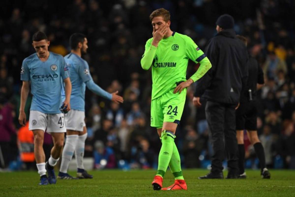 Schalke's German defender Bastian Oczipka (C) reacts to their defeat on the pitch after the UEFA Champions League round of 16 second leg football match between Manchester City and Schalke 04 at the Etihad Stadium in Manchester, north west England, on March 12, 2019. - Manchester City won the game 7-0, 10-2 on aggregate. (Photo by Paul ELLIS / AFP)