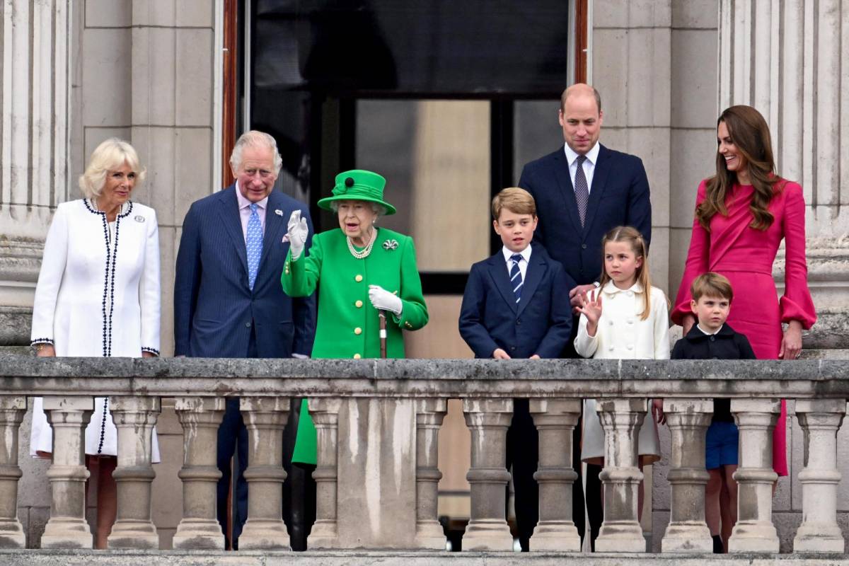 Una de las últimas fotos de la familia real junto a la Reina Isabel. Esta fue tomada el 5 de junio 2022.