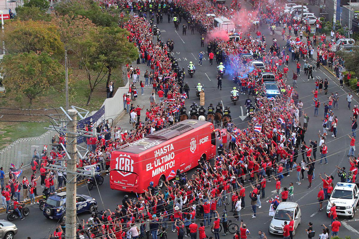 FOTOS: Abrazo eterno de Keylor Navas al nuevo “crack”, homenaje al Perro Bermúdez en el México-El Salvador y reconocimiento en Panamá