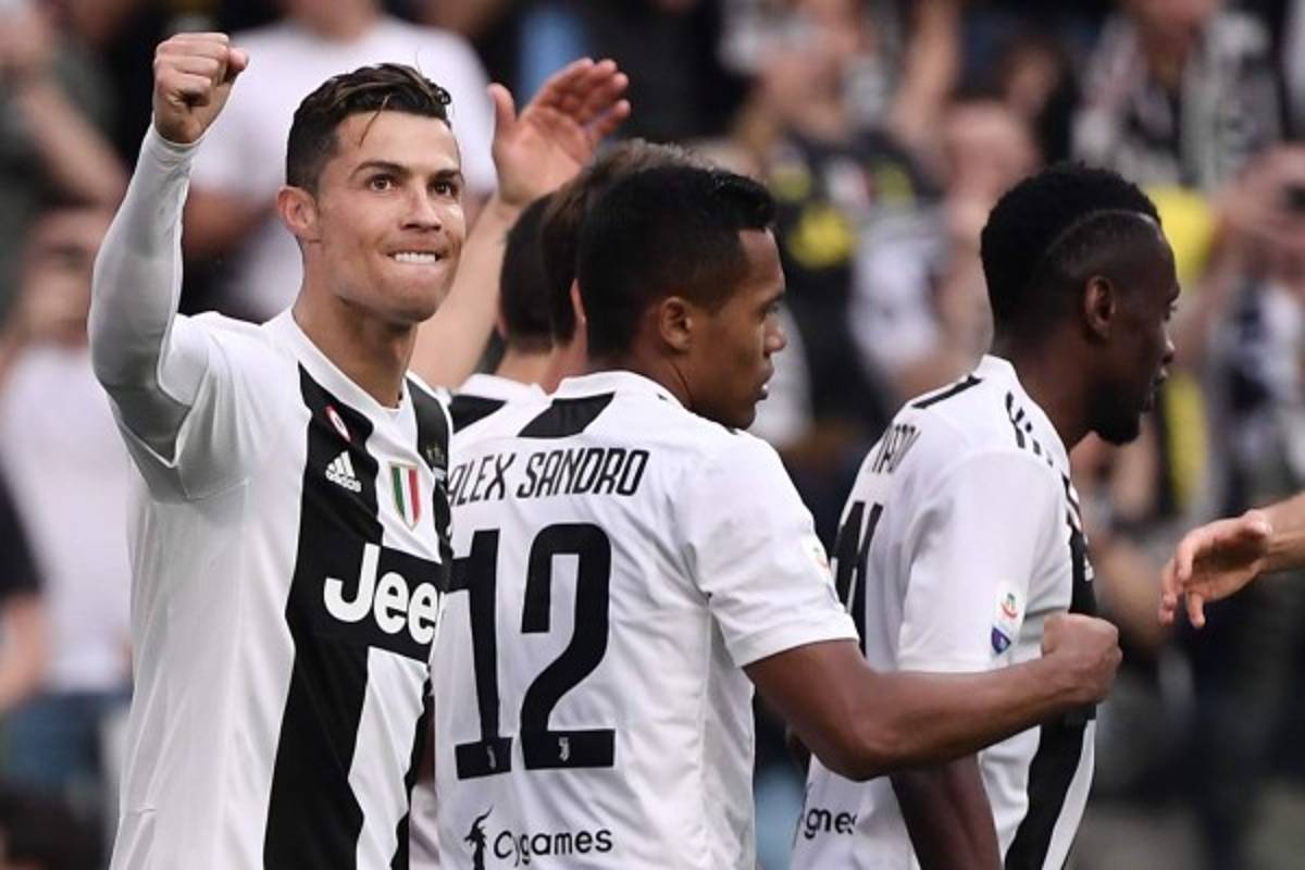 La manta, el nuevo gesto y la alegría de Cristiano tras coronarse con la Juventus en Italia   
