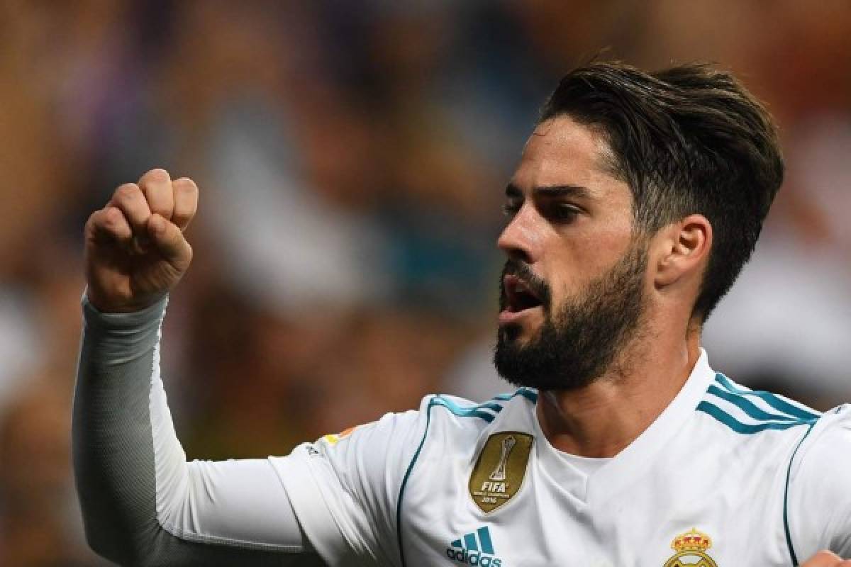 Real Madrid's midfielder Isco celebrates his second goal during the Spanish league football match Real Madrid CF vs RCD Espanyol at the Santiago Bernabeu stadium in Madrid on October 1, 2017. / AFP PHOTO / GABRIEL BOUYS