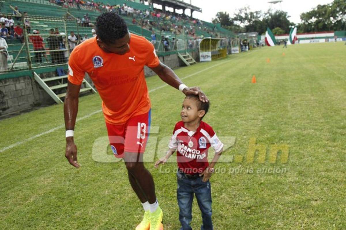 NO VISTE EN TV: Un 'espontáneo' en Tocoa y el noble gesto de Costly