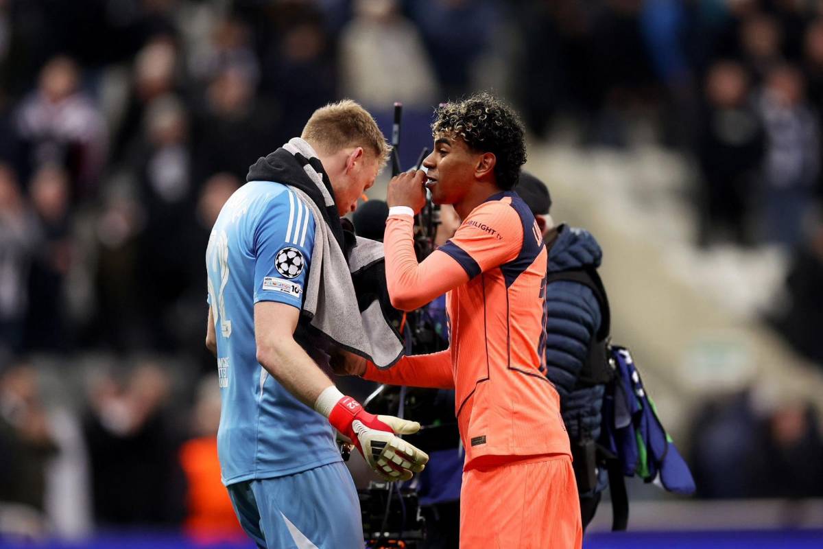 El penal milagroso del Barcelona y futbolista se rompe; lo sacaron del partido tras recibir tres goles en 15 minutos