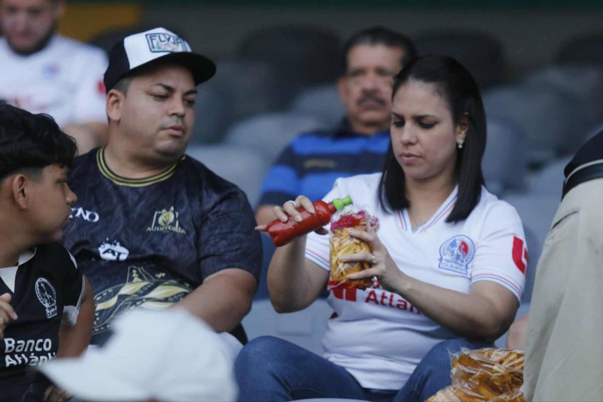 ¡Mis amores, las amo! Se soltaron las bellezas en el Morazán para el Olimpia-Génesis, ¿quién es la chica de rojo?