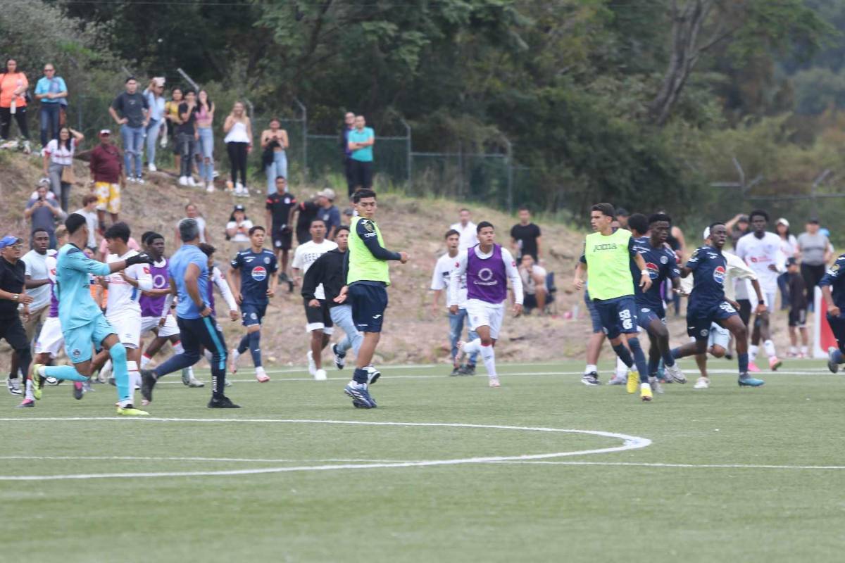 Enfrentamiento a puño limpio: Familiares y jugadores terminan la final de reservas entre Olimpia y Motagua entre golpes