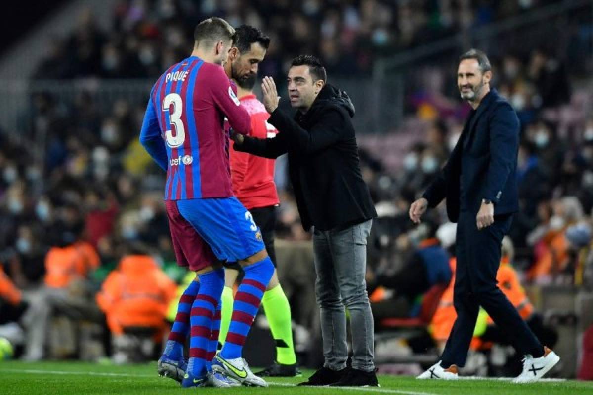 Las imperdibles fotos de Xavi dirigiendo a sus excompañeros del Barcelona en su debut y el efusivo festejo