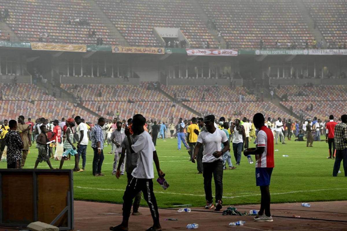Caos y muerte: Las violentas imágenes de los aficionados de Nigeria tras quedarse afuera del Mundial