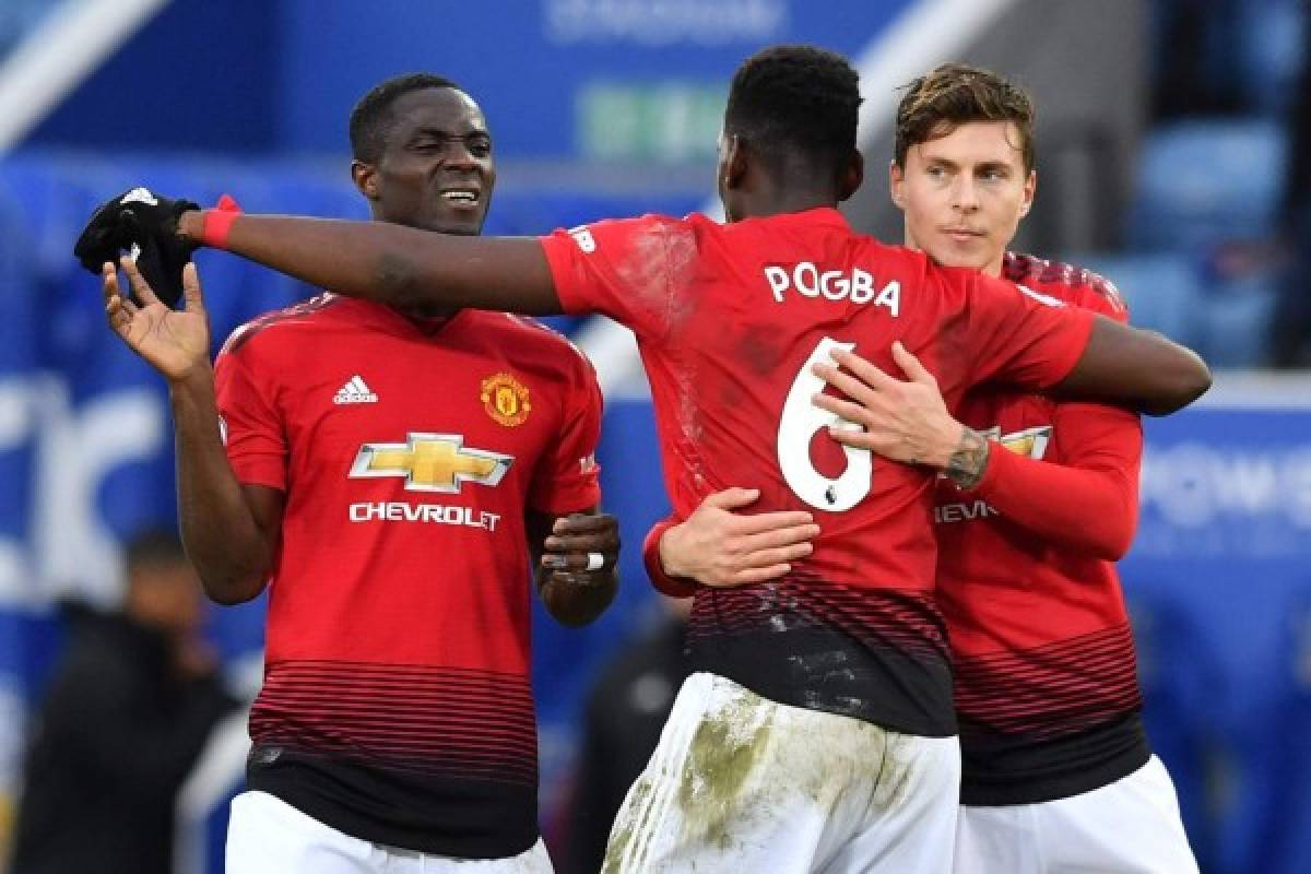 Manchester United's French midfielder Paul Pogba (C) celebrates with Manchester United's Swedish defender Victor Lindelof (R) and Manchester United's Ivorian defender Eric Bailly (L) on the pitch after the English Premier League football match between Leicester City and Manchester United at King Power Stadium in Leicester, central England on February 3, 2019. (Photo by Ben STANSALL / AFP) / RESTRICTED TO EDITORIAL USE. No use with unauthorized audio, video, data, fixture lists, club/league logos or 'live' services. Online in-match use limited to 120 images. An additional 40 images may be used in extra time. No video emulation. Social media in-match use limited to 120 images. An additional 40 images may be used in extra time. No use in betting publications, games or single club/league/player publications. /