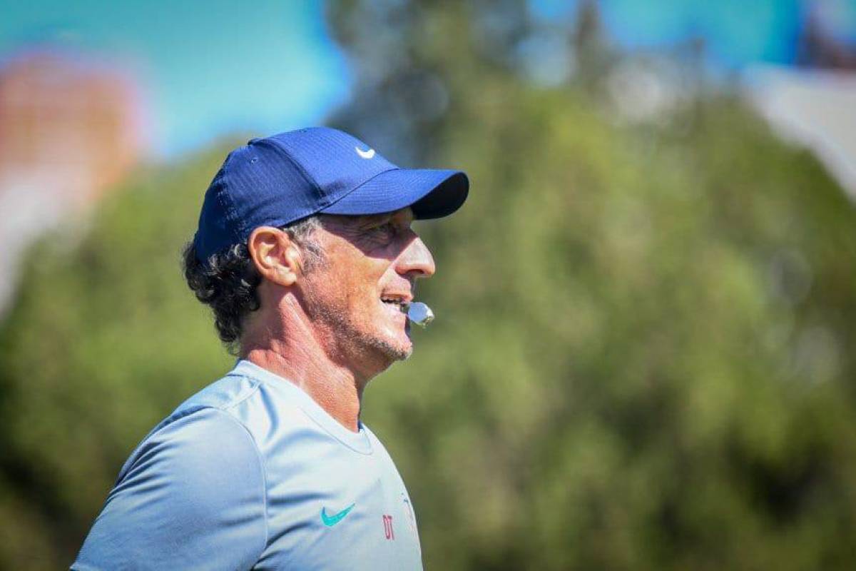 El extécnico del Olimpia, Pedro Troglio, dirigiendo los entrenamientos del San Lorenzo en su natal país. Fotos cortesía