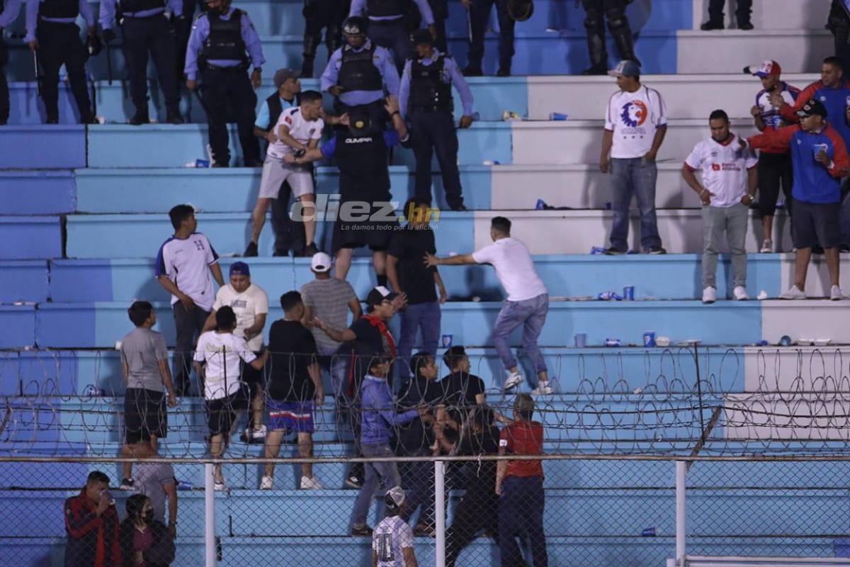 Violencia en las graderías, el extraño look de jugador de Motagua y el cordial saludo entre la Tota y Lavallén