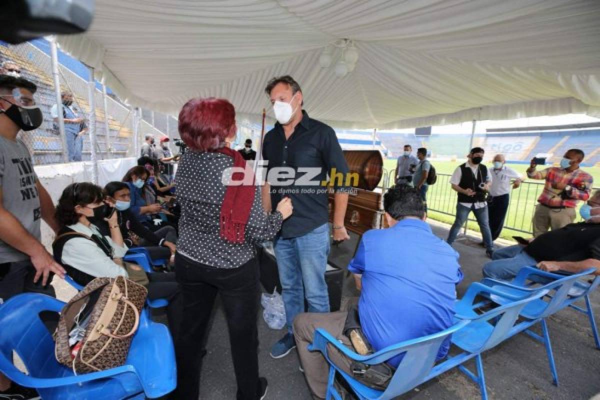 ¡Uno dio un beso con la mano al ataúd! Las famosos que llegaron a dar el último adiós a Chelato Uclés