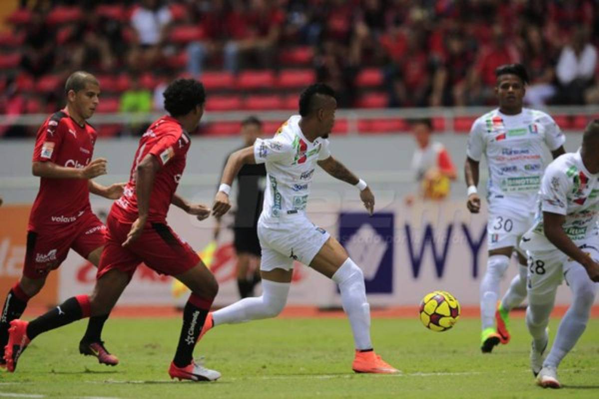 Así fue el homenaje del Alajuelense al técnico Jorge Luis Pinto