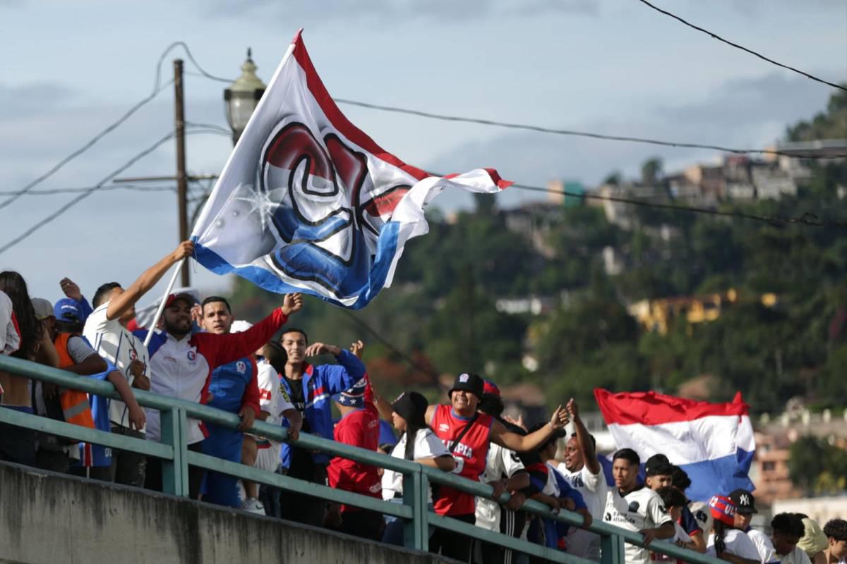 La fiesta que armó la Ultra Fiel, bellas chicas en el Chelato Uclés y el aficionado de Real España junto a los de Olimpia