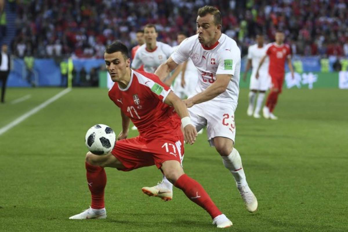 Serbia's forward Filip Kostic (L) fights for the ball with Switzerland's forward Xherdan Shaqiri during their Russia 2018 World Cup Group E football match between Serbia and Switzerland at the Kaliningrad Stadium in Kaliningrad on June 22, 2018. / AFP PHOTO / OZAN KOSE / RESTRICTED TO EDITORIAL USE - NO MOBILE PUSH ALERTS/DOWNLOADS