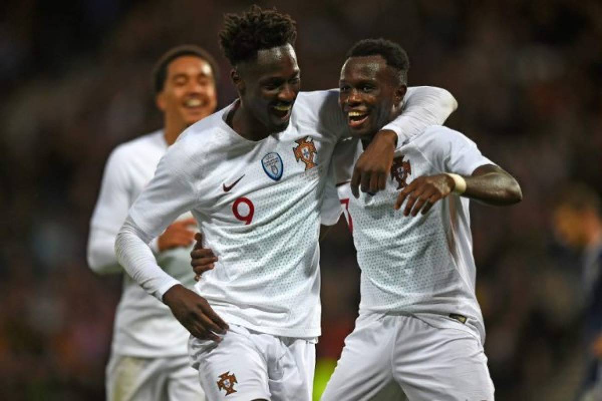 Portugal's striker Bruma (R) celebrates with Portugal's striker Eder after scoring their third goal during the International friendly football match between Scotland and Portugal at Hampden Park in Glasgow, Scotland on October 14, 2018. (Photo by Andy BUCHANAN / AFP)