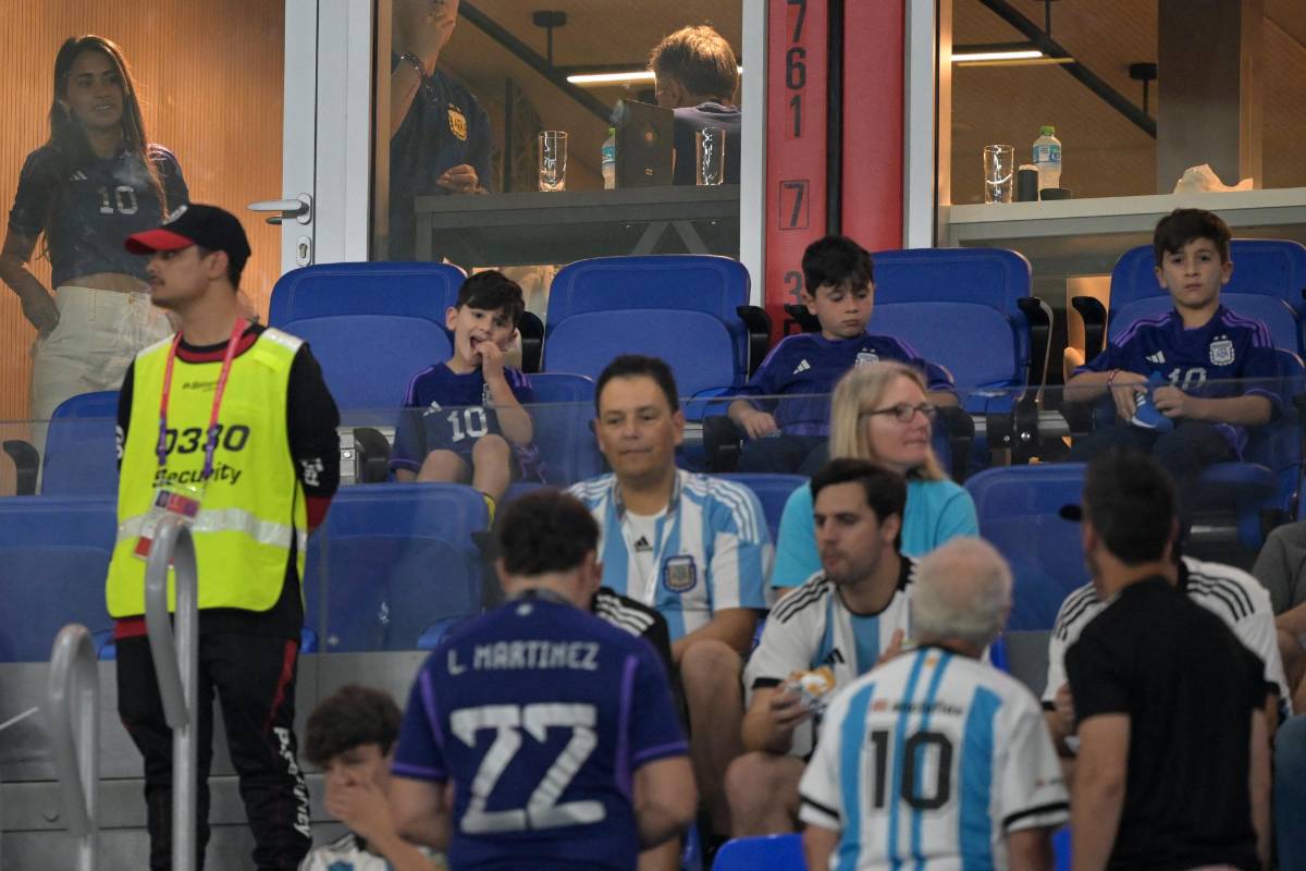No se vio por TV: Hijos de Messi y sus relajos en el palco, el enojo de Antonela y el amigo de Maradona
