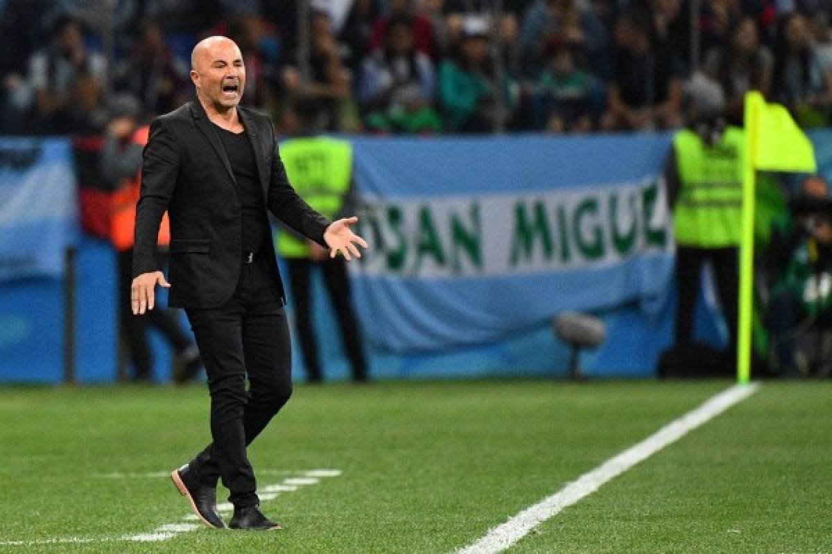 Argentina's coach Jorge Sampaoli gestures on the sideline during the Russia 2018 World Cup Group D football match between Argentina and Croatia at the Nizhny Novgorod Stadium in Nizhny Novgorod on June 21, 2018. / AFP PHOTO / Johannes EISELE / RESTRICTED TO EDITORIAL USE - NO MOBILE PUSH ALERTS/DOWNLOADS