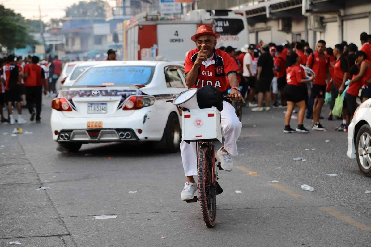¡Tremenda fiesta en La Ceiba! Aficionados del Vida se toman la calle festejando el triunfo que los acerca a la salvación