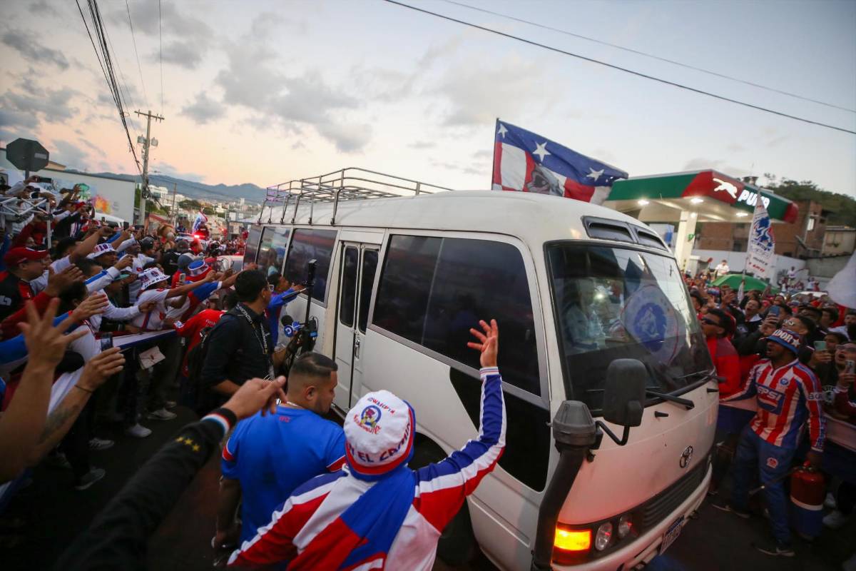 Impresionante recibimiento a Olimpia en la final contra Motagua, los tres legionarios europeos que sorprendieron y las dos bellezas