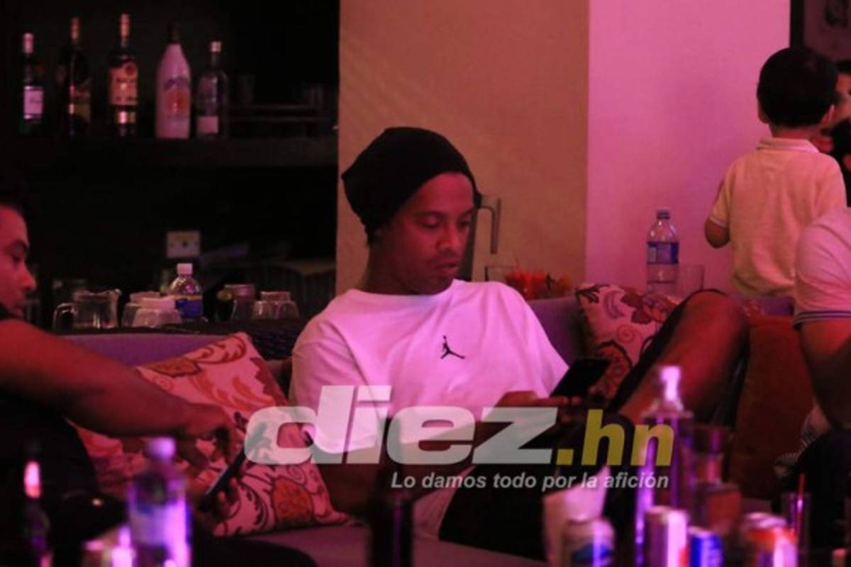 EN FOTOS: Así vivió Ronaldinho el clásico Barcelona-Real Madrid en Honduras