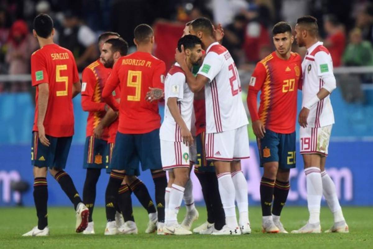 NO VISTE EN TV: Festejo de España, chicas lindas y jugador regaló sus botines