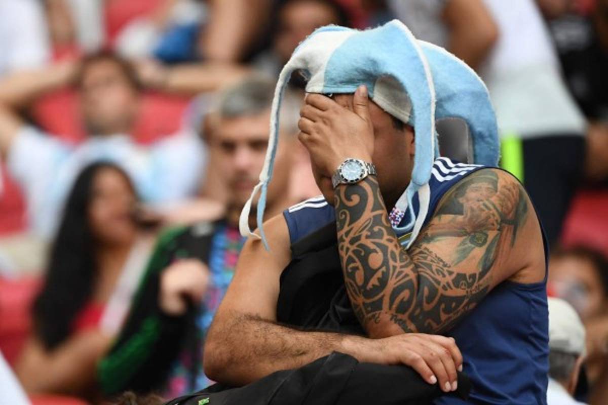 FOTOS: Messi pegado a una Virgen y todo el dolor de los argentinos