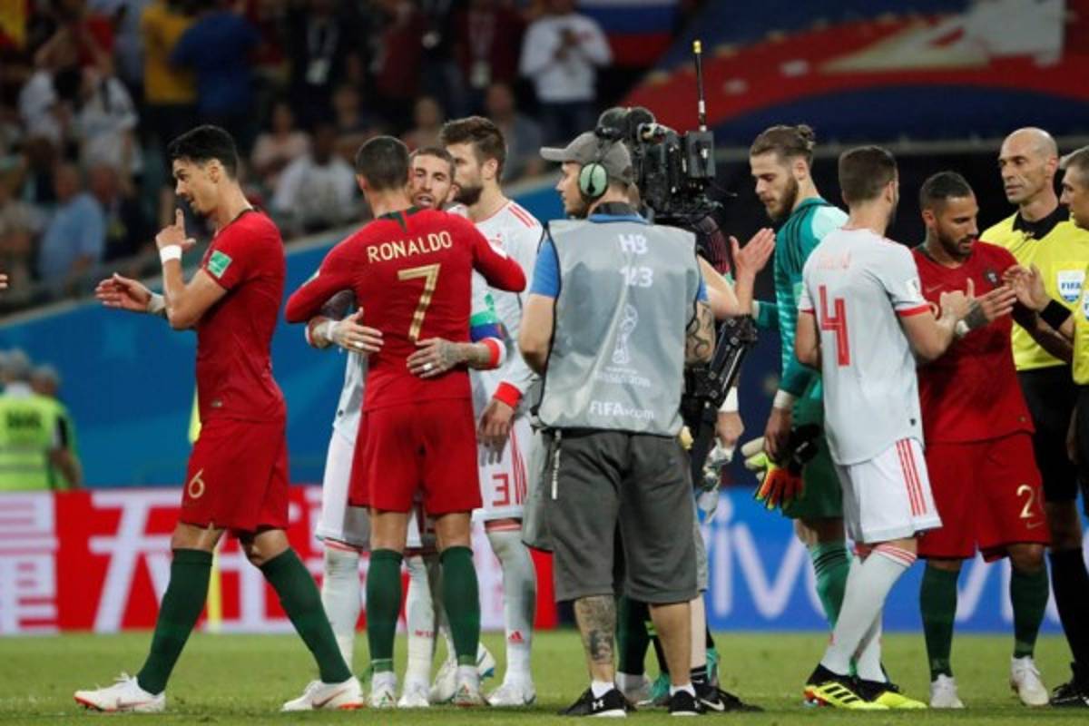 NO VISTE EN TV: La cara de Cristiano Ronaldo antes del tiro libre y lo que hizo De Gea tras el juego
