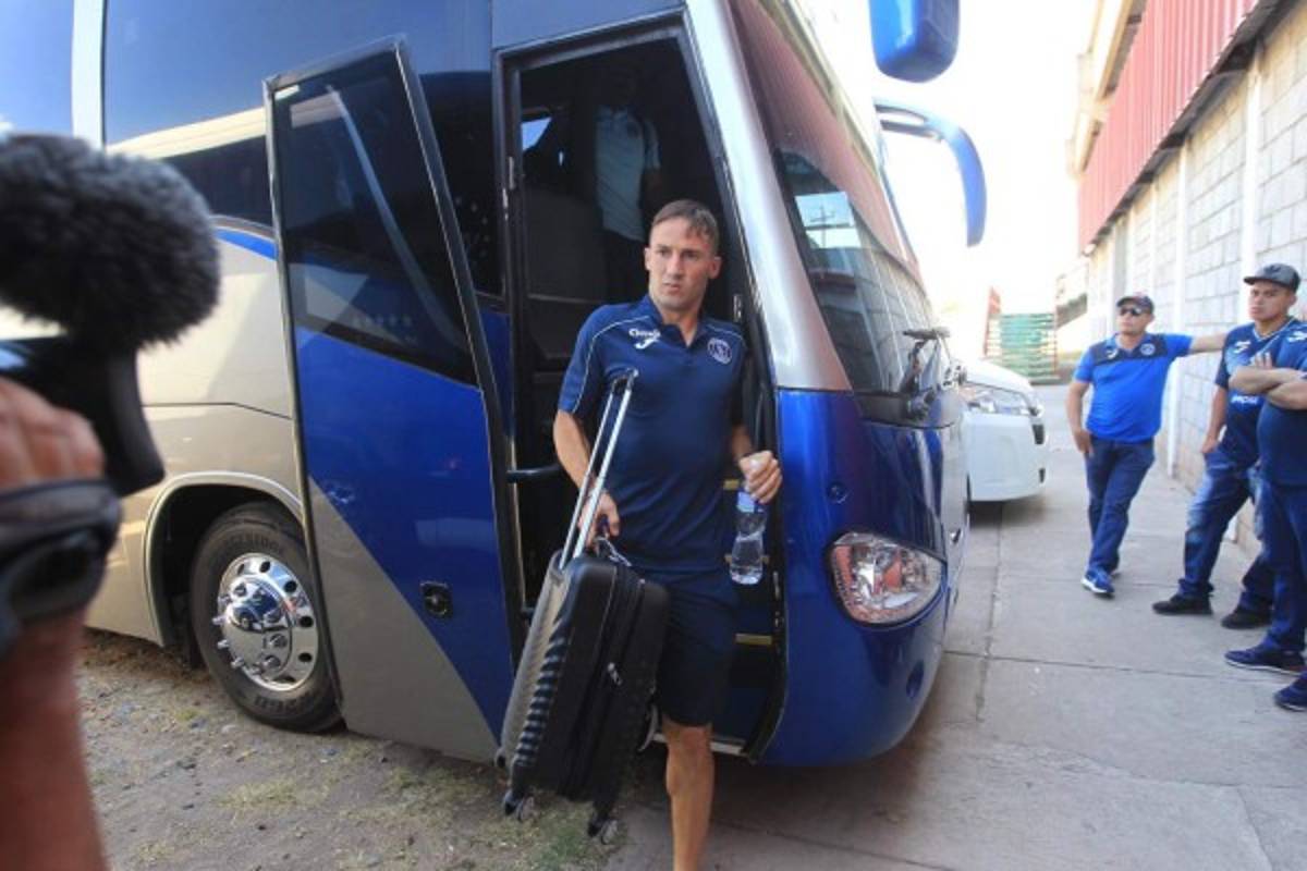 Pese al coronavirus, 120 policías llegan al Carlos Miranda sin protección; silencio total en el Motagua-Olimpia