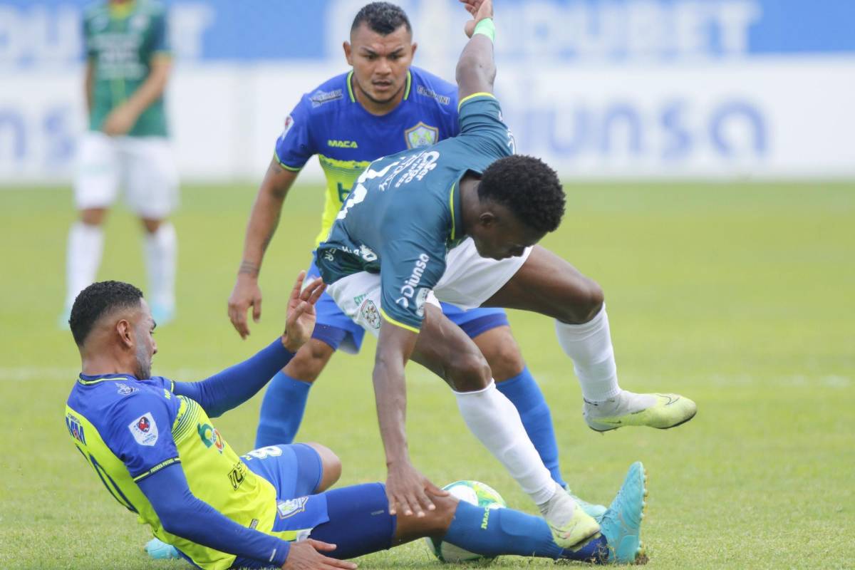 Tremendo diluvio en el Nacional, enfado de los aficionados de Marathón, jugador en muletas, bellas chicas y DT en aprietos