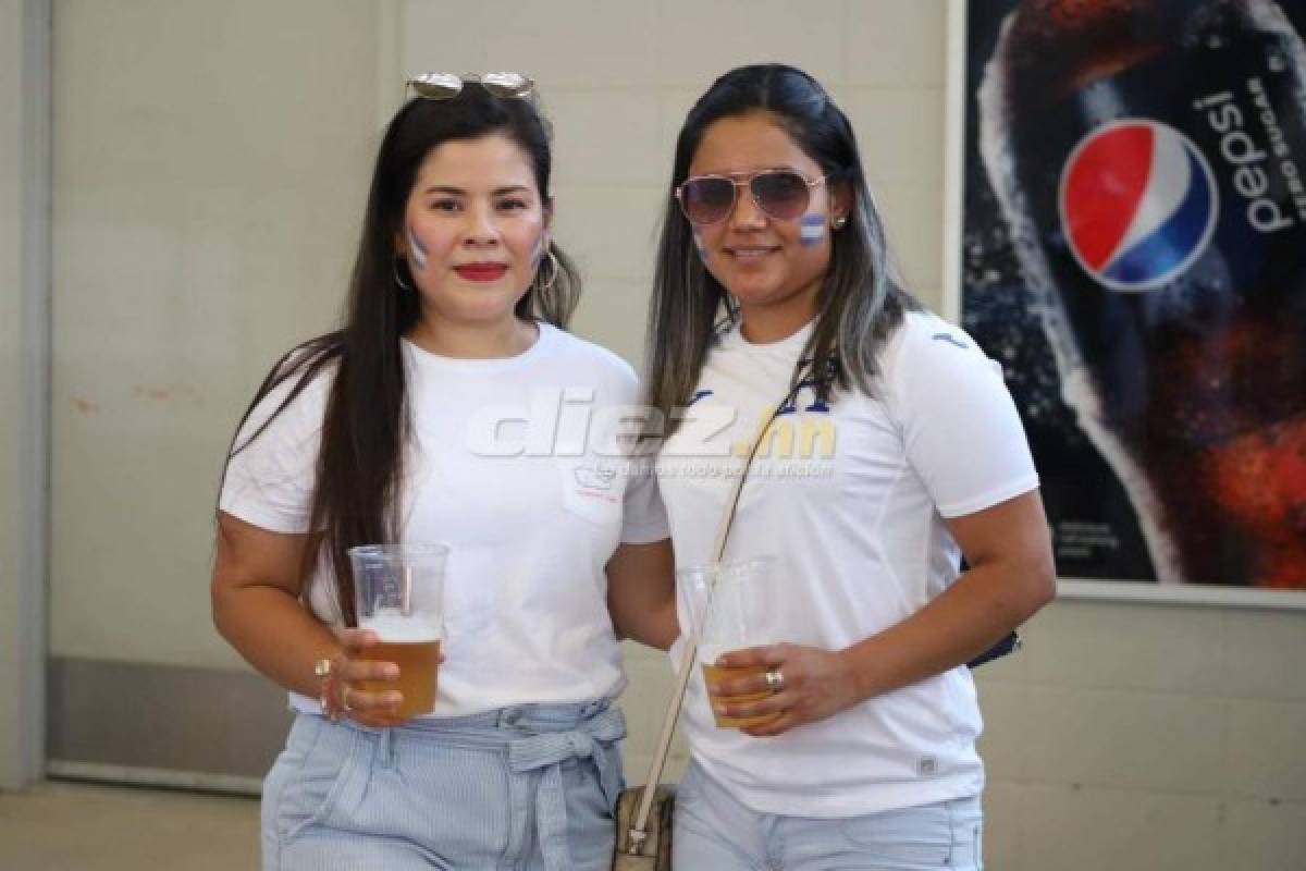 Invasión de hinchas a la cancha, familias reunidas y bellas chicas en el Honduras-Panamá