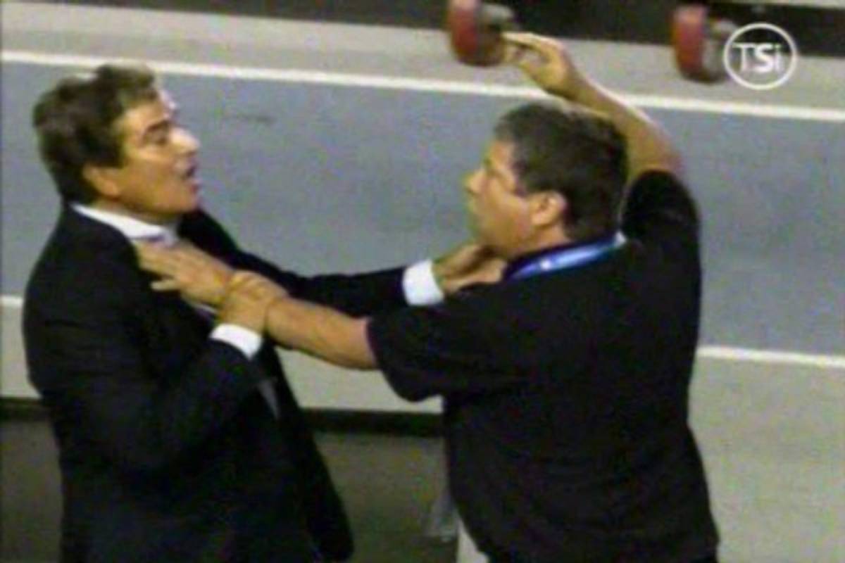 Tremendo zafarrancho el que armó 'Bolillo' Gómez y Pinto al final del partido