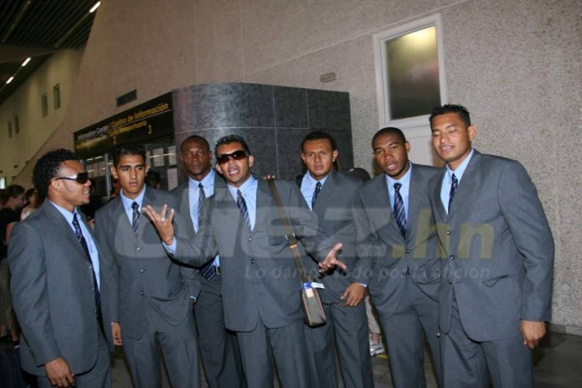 Los celulares, lentes, bolsos y ropa... ¡Así era la moda de los futbolistas hondureños hace una década!