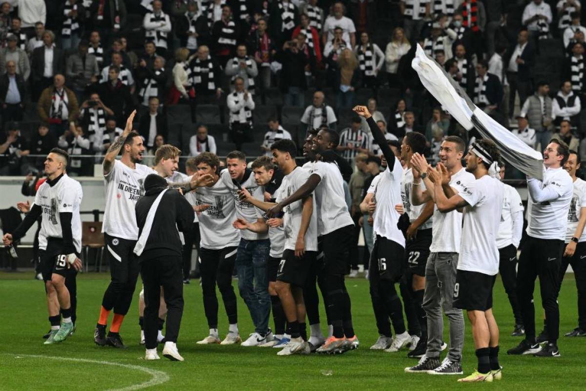 ¡Locura total! La invasión de los hinchas del Eintracht Frankfurt tras volver a una final europea 42 años después