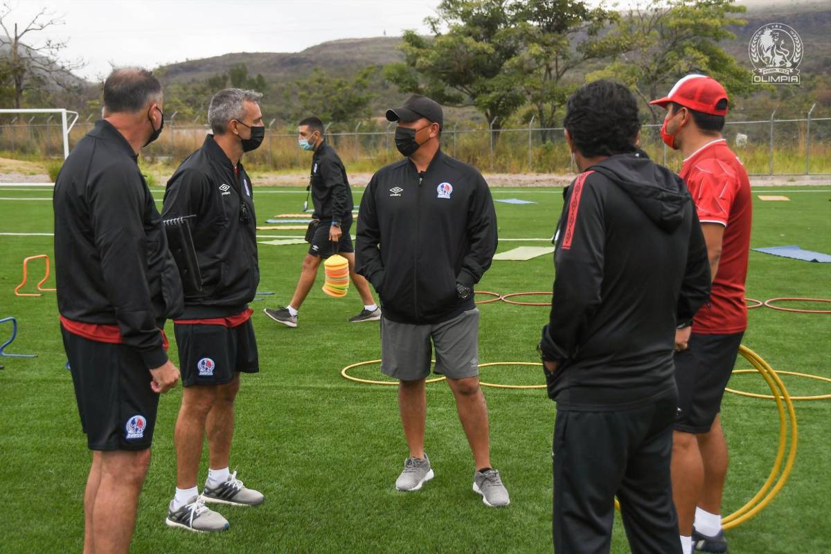 ¡Charla, risas y un conocido! Así fue el primer entrenamiento del argentino Pablo Lavallén en el Olimpia