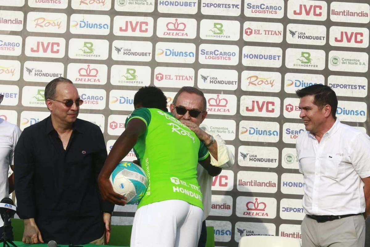 Presentación de Alberth Elis en Marathón: Abrazos, lealtad y recuerdo de Orinson