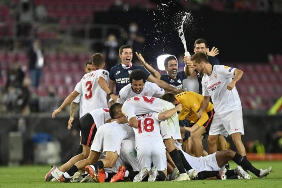 Llanto por un lado y alegría por otro: Lo que no viste de la celebración del Sevilla en la UEFA Europa League