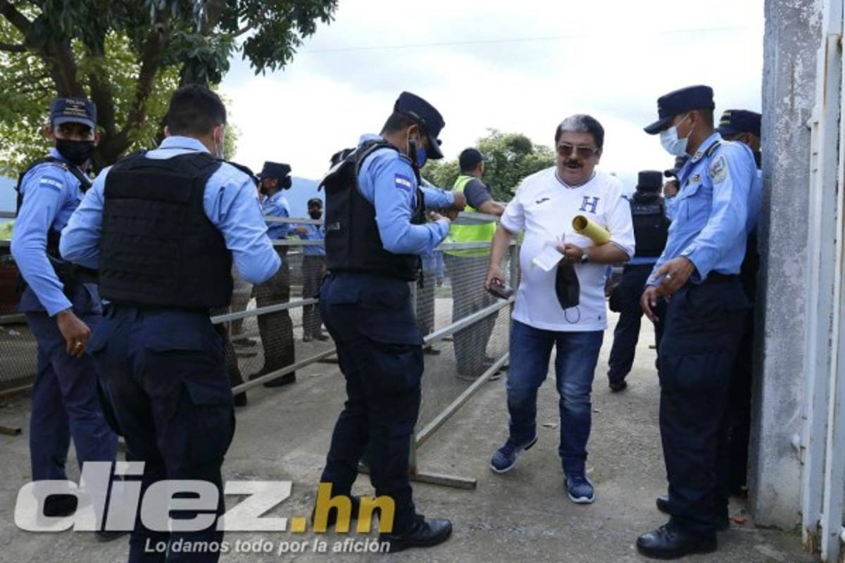 Padre e hijo, los primeros en llegar al Olímpico, seguridad total y la cancha luce espectacular