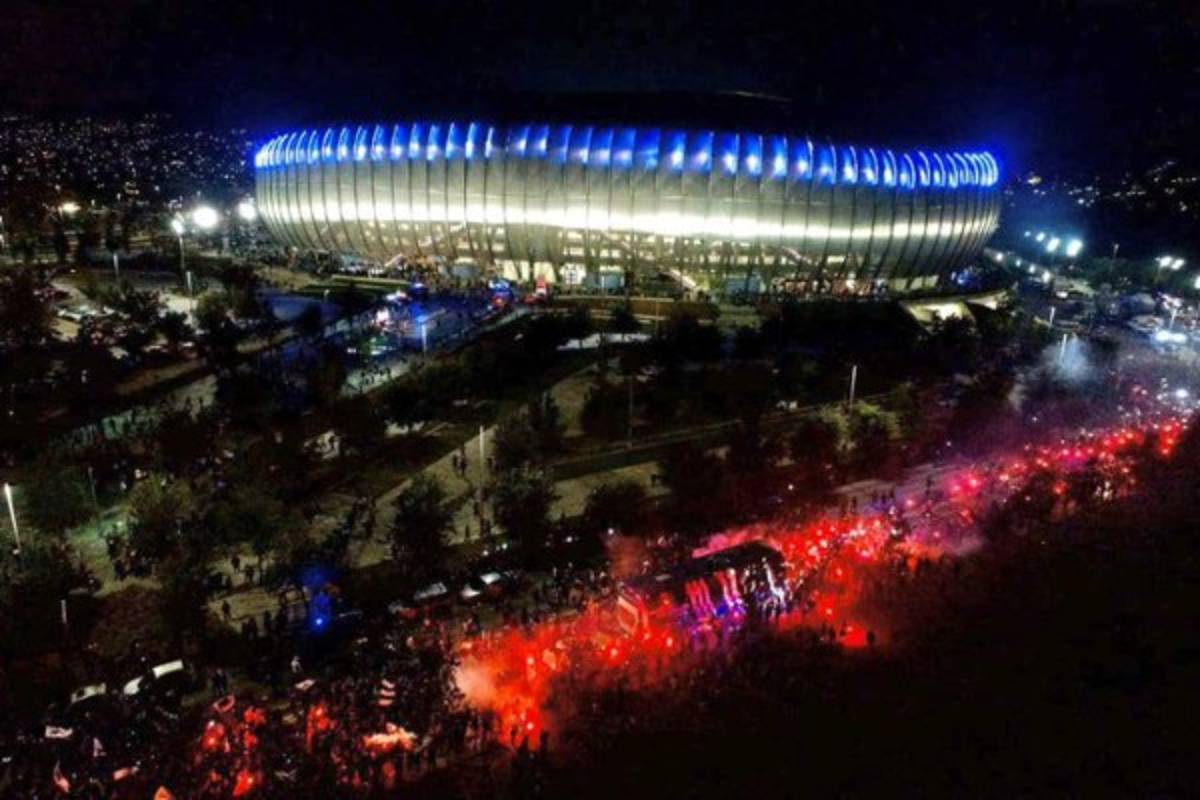 Espectacular recibimiento a Rayados, exDT del Real España homenajeado en el BBVA Bancomer