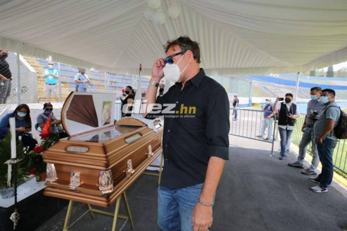 ¡Uno dio un beso con la mano al ataúd! Las famosos que llegaron a dar el último adiós a Chelato Uclés