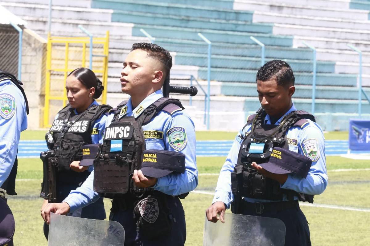 Hermosa periodista se luce, aficionada de Génesis enamoró y el gesto de la Policía
