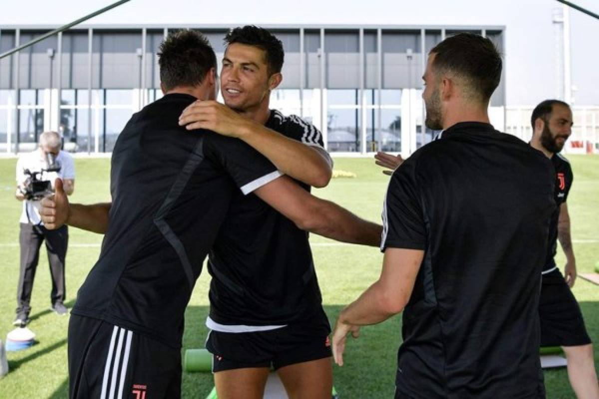 El saludo con Higuaín, la 'ola' de abrazos y el hermoso gesto, así fue la vuelta de Cristiano a la Juventus  