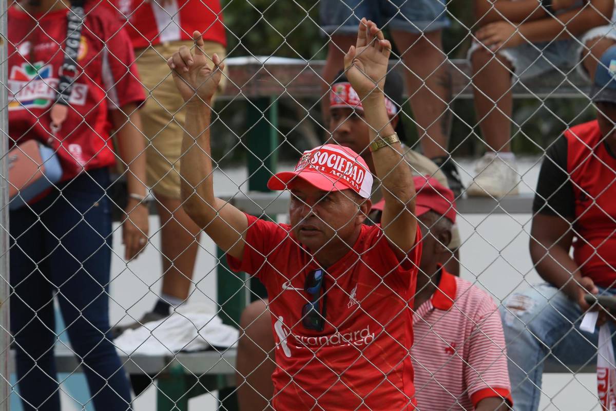 ¡La tristeza del descenso! Los jugadores del Real Sociedad en llanto y desconsolados, ¿qué pasó con Rony Martínez?