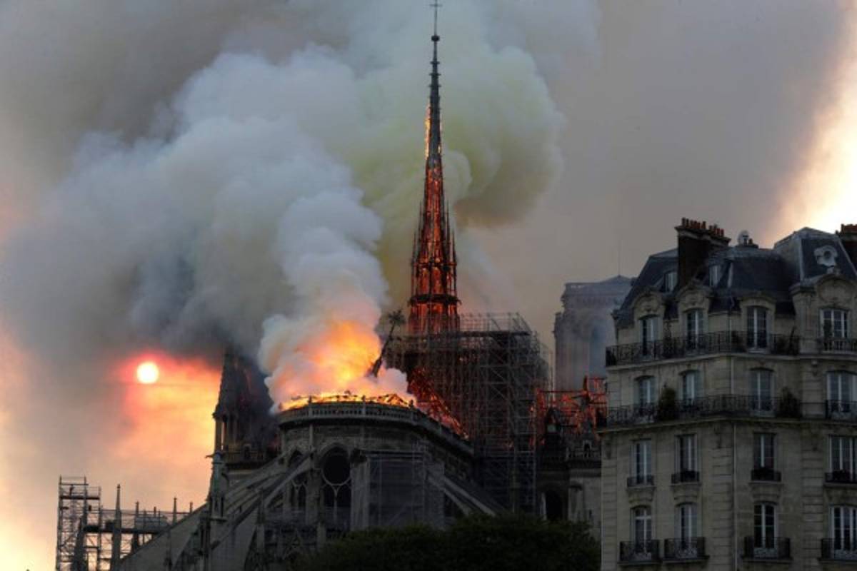 Tristes imágenes: Así agarró fuego la reconocida catedral de Notre Dame en París