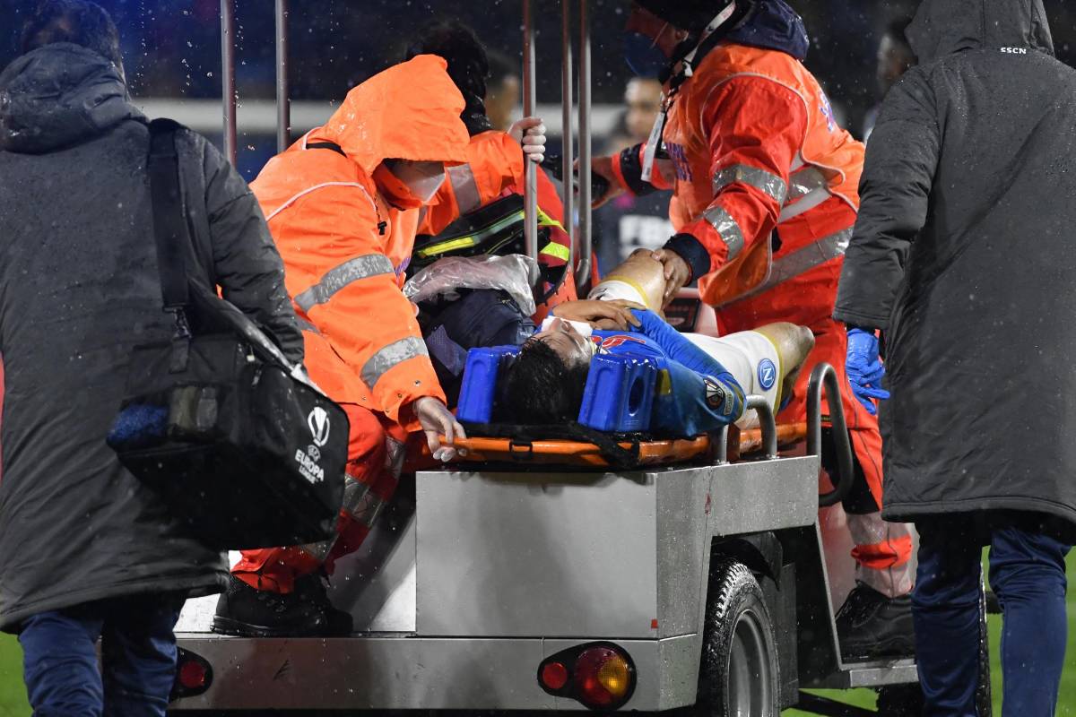 Terrible: Así quedó el rostro del Chucky Lozano tras un nuevo choque con la cabeza, salió en camilla y con collarín