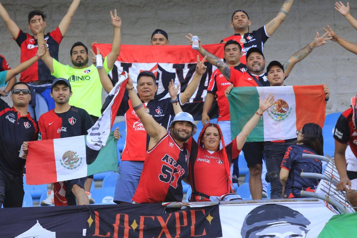 ¡Ambientazo de Champions! Invasión de olimpistas en el Olímpico y el grupo de afición del Atlas que se hace sentir