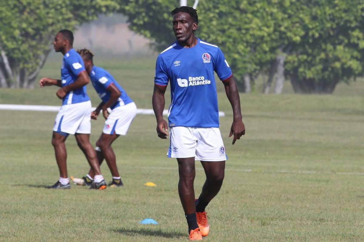 Roger Espinoza sale del retiro: ¡16 grandes futbolistas hondureños que desempolvaron los tacos y volvieron al fútbol!